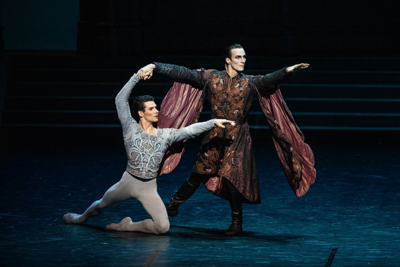 Paul Marque et Jérémy-Loup Quer dans <i>Le Lac des cygnes</i> &copy; Yonathan Kellerman / Opéra national de Paris