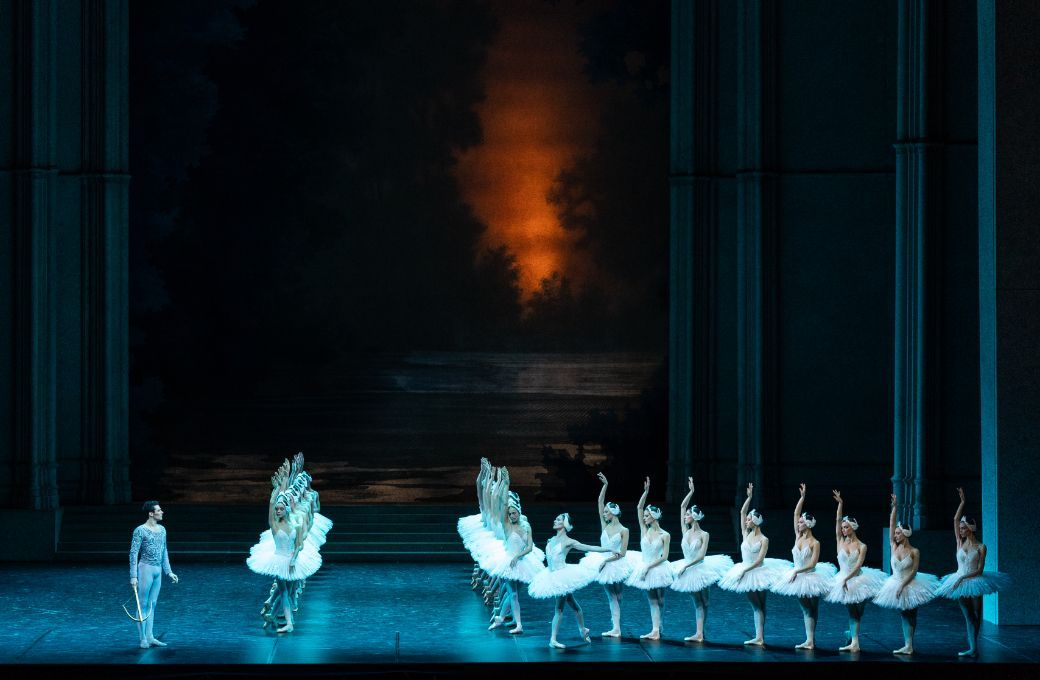 Paul Marque et Valentine Colasante dans <i>Le Lac des cygnes</i> &copy; Yonathan Kellerman / Op&eacute;ra national de Paris
