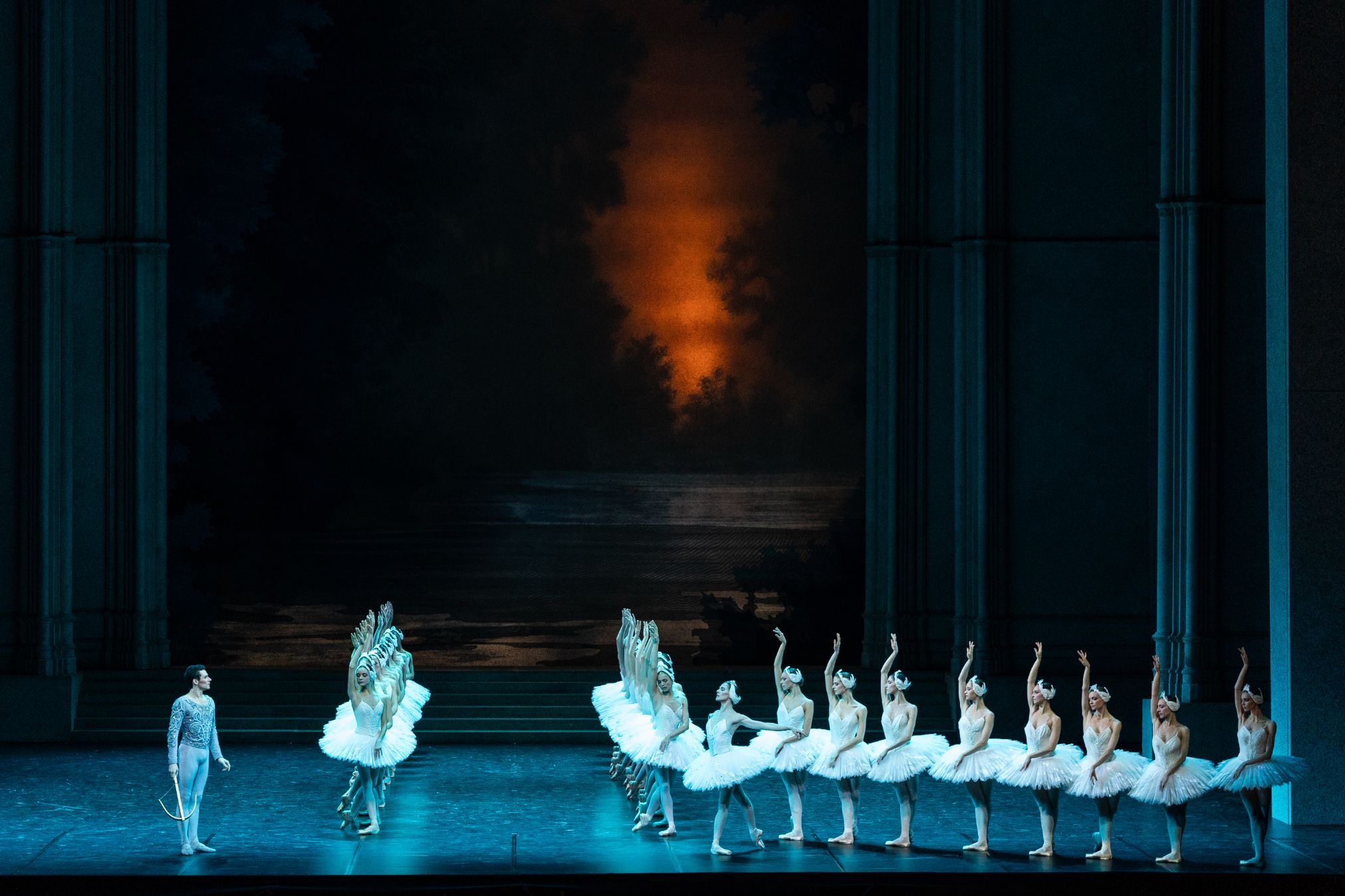 Paul Marque et Valentine Colasante dans <i>Le Lac des cygnes</i> &copy; Yonathan Kellerman / Opéra national de Paris