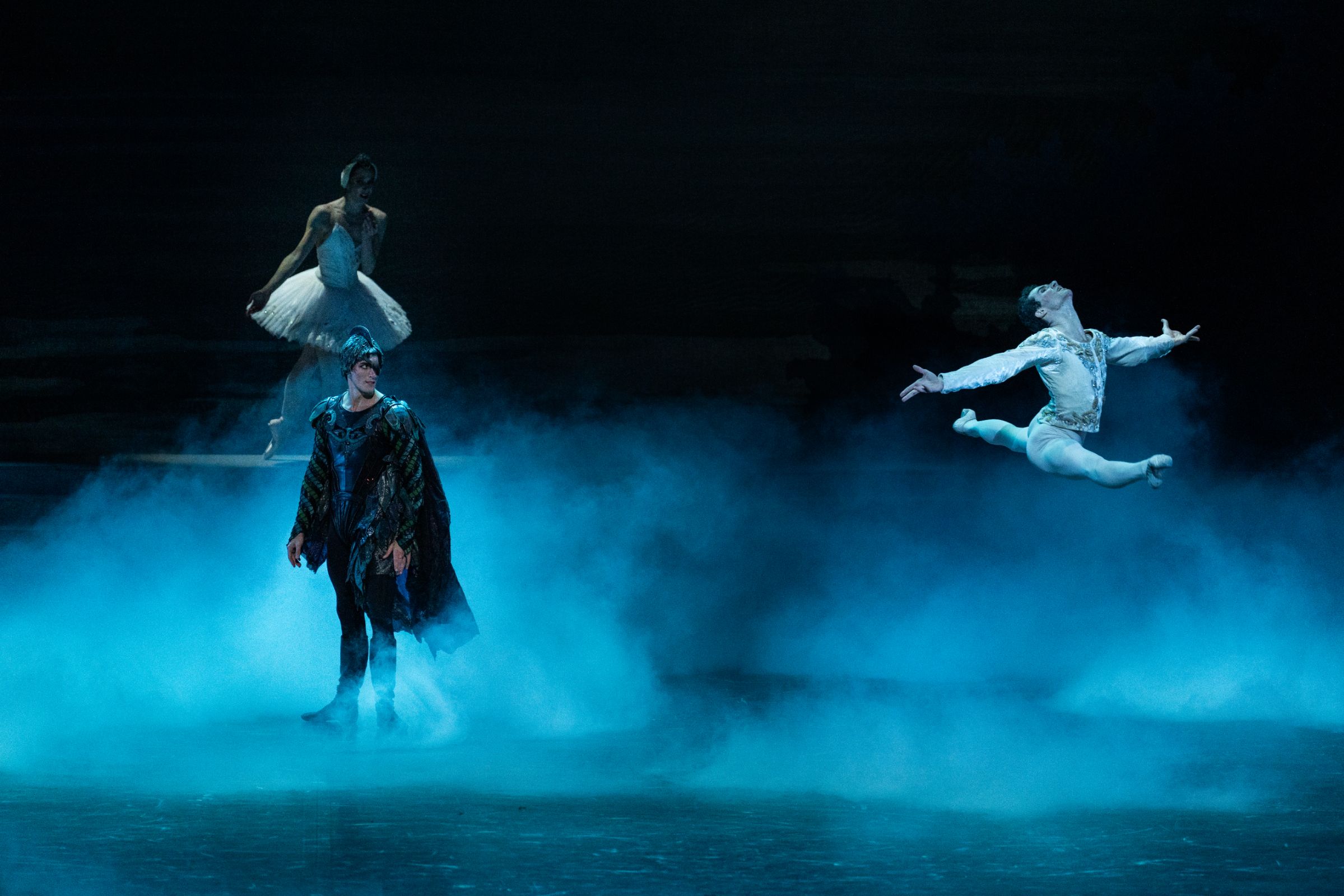 Jérémy-Loup Quer, Valentine Colasante et Paul Marque dans <i>Le Lac des cygnes</i> &copy; Yonathan Kellerman / Opéra national de Paris