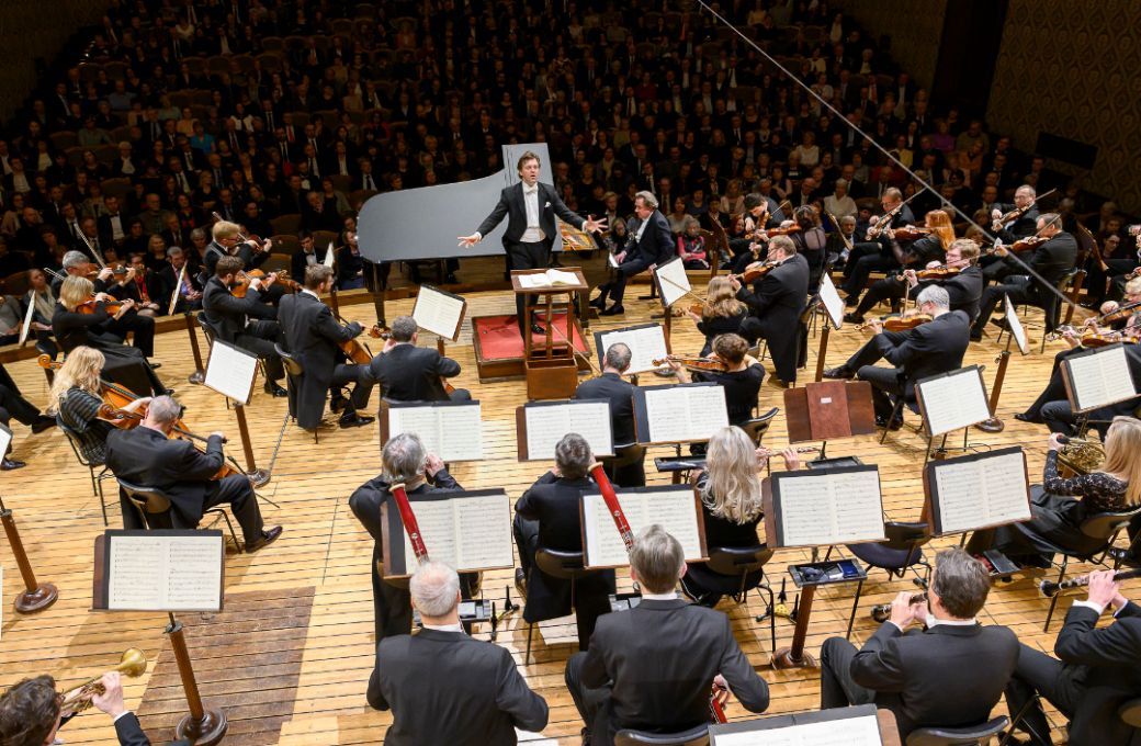 Tomáš Netopil and the Czech Philharmonic Orchestra © Petra Hajska