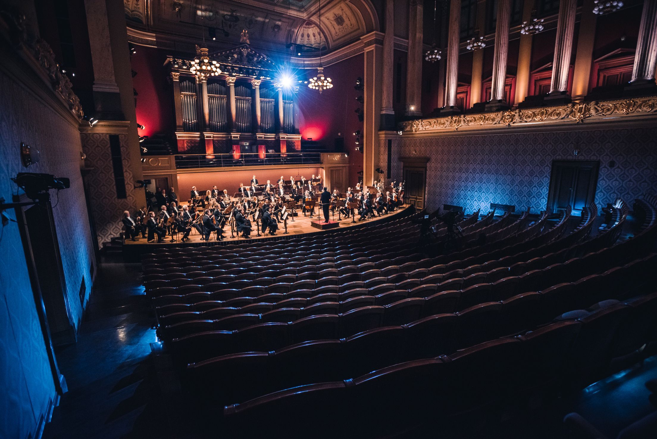Tomáš Netopil and the Czech Philharmonic Orchestra in the Rudolfinum, 2020 © Petr Chodura