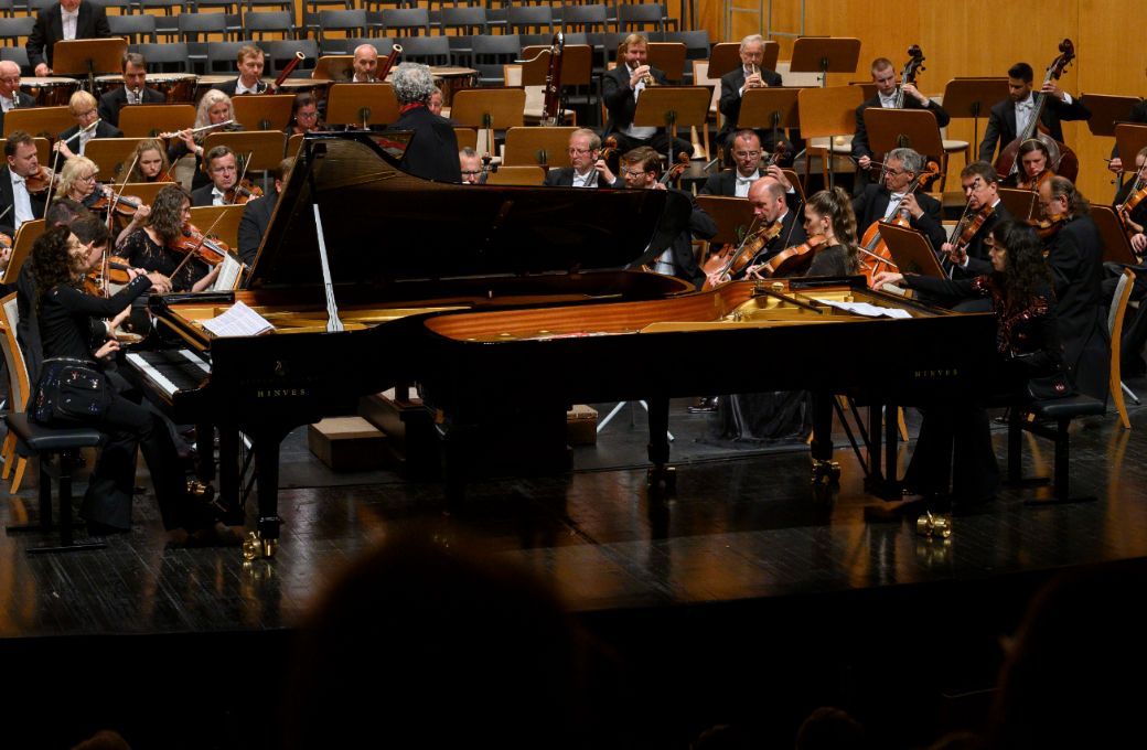The Labèque duo perform with the Czech Philharmonic © Festival Internacional de Santander