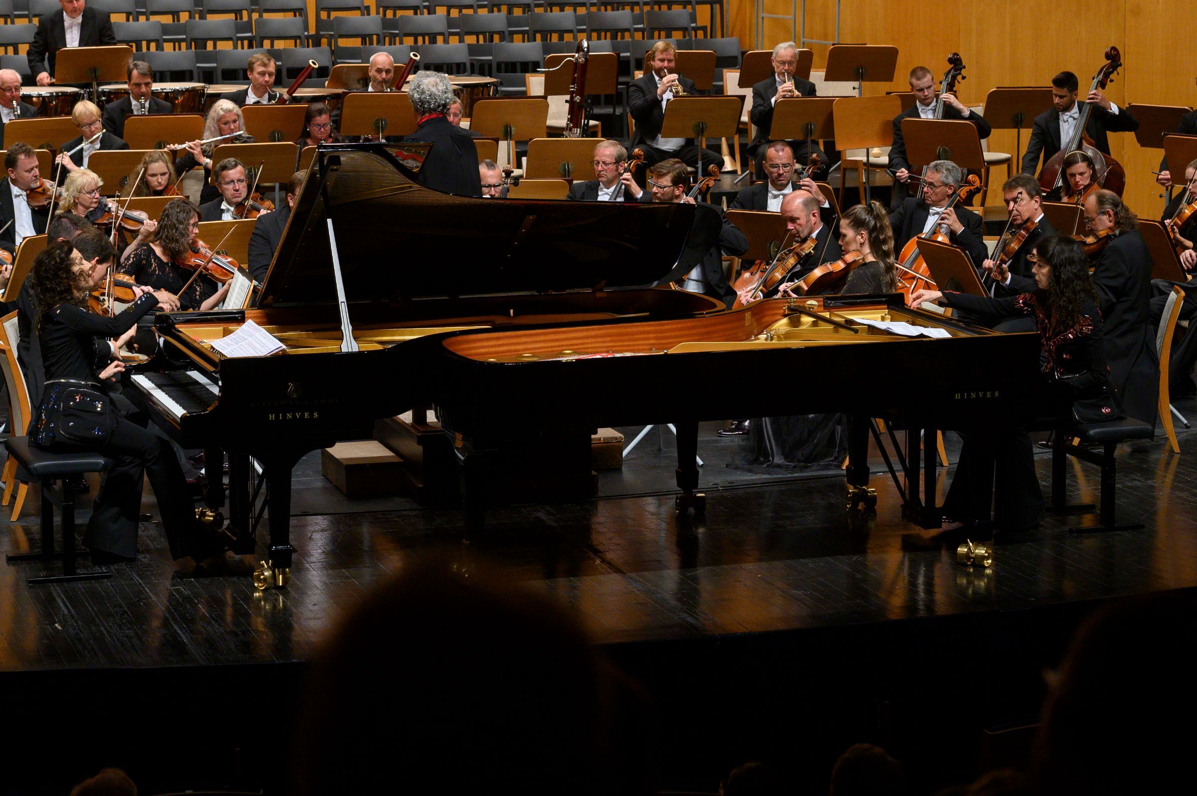 The Labèque duo perform with the Czech Philharmonic © Festival Internacional de Santander