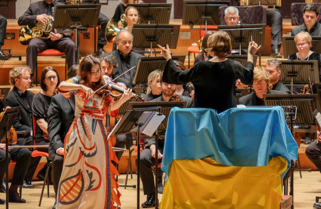 Patricia Kopatchinskaja, performing with the CBSO © Hannah Fathers