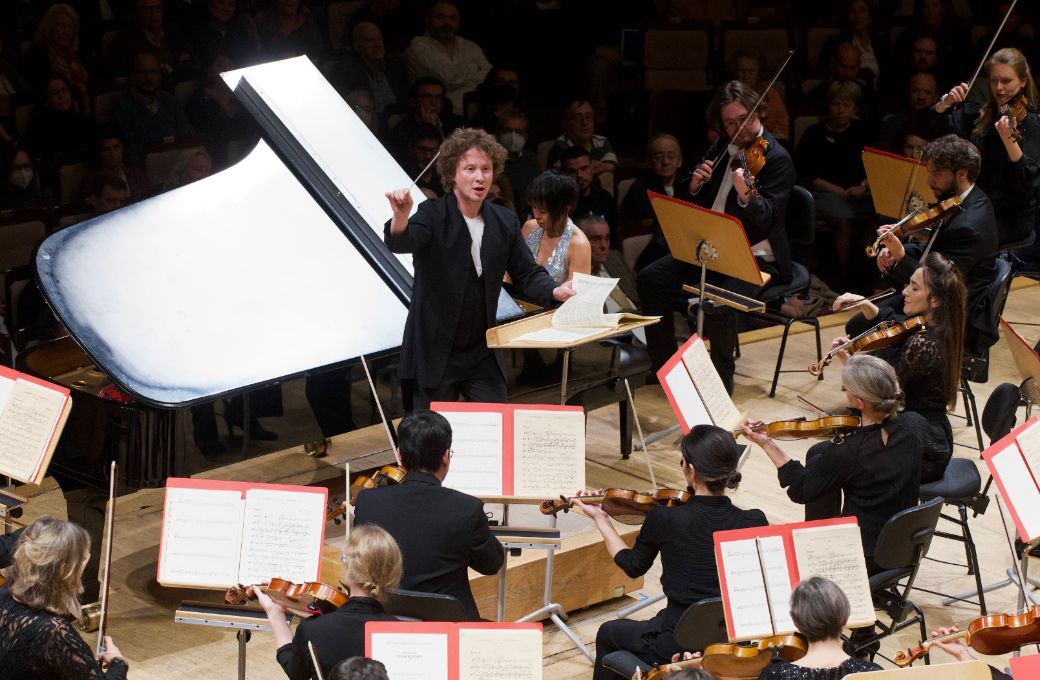 Santtu-Matias Rouvali al frente de la Philharmonia Orchestra junto a la pianista Yuja Wang &copy; Rafa Mart&iacute;n | Iberm&uacute;sica