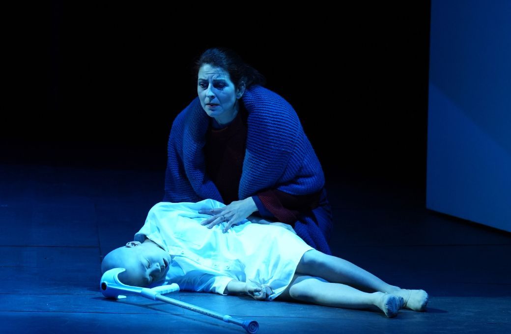 Wiener Sängerknabe (Amahl) and Dshamilja Kaiser (Amahl's Mother) © Monika and Karl Forster
