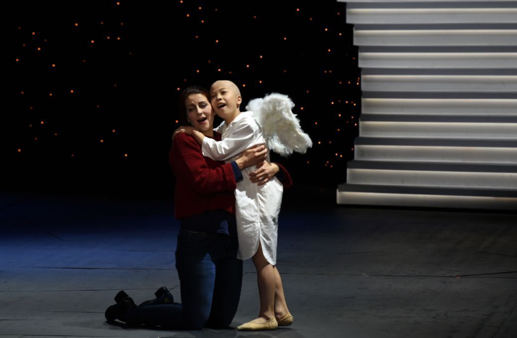 Dshamilja Kaiser (Amahl's Mother) and Wiener S&auml;ngerknabe (Amahl) &copy; Monika and Karl Forster