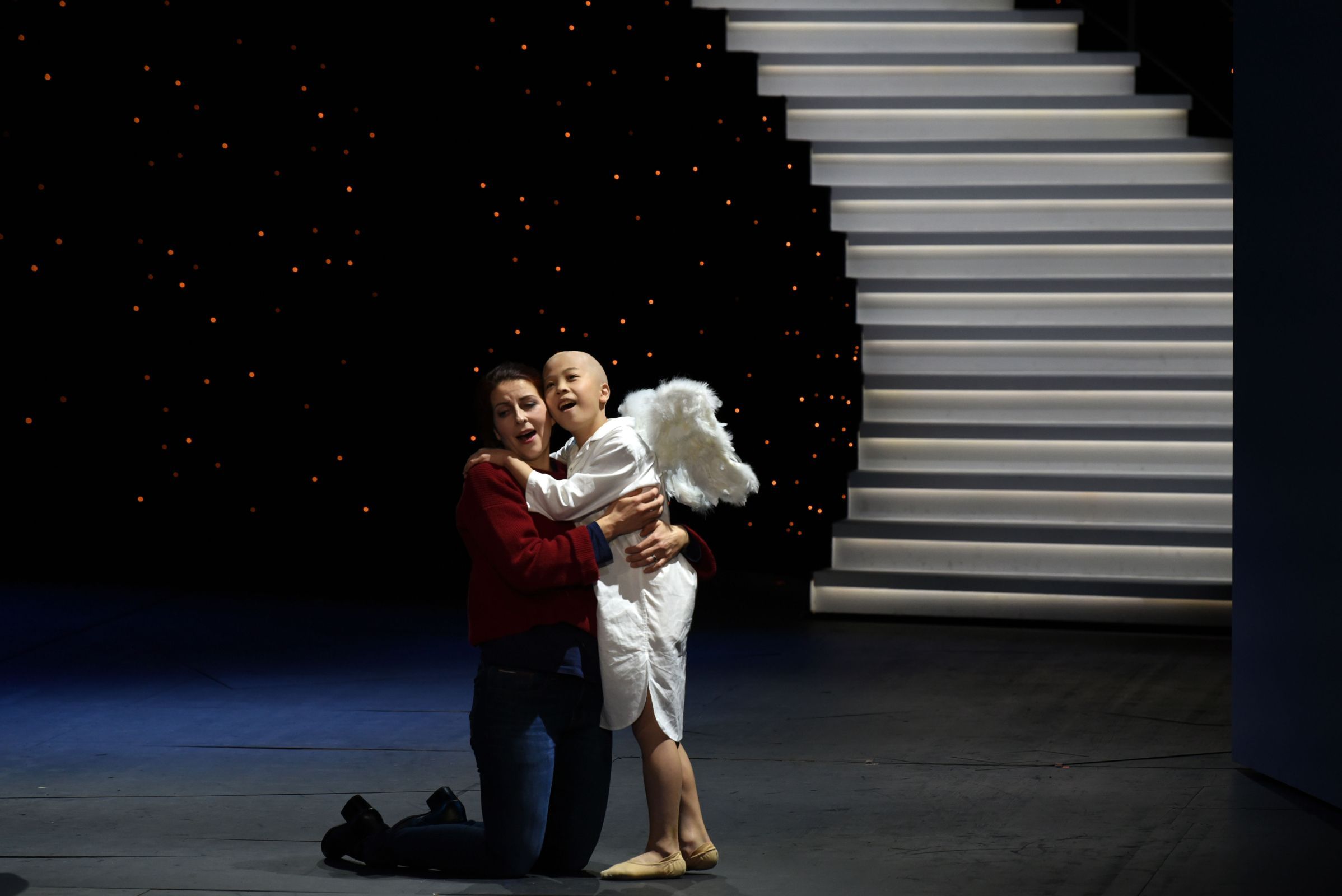 Dshamilja Kaiser (Amahl's Mother) and Wiener Sängerknabe (Amahl) &copy; Monika and Karl Forster