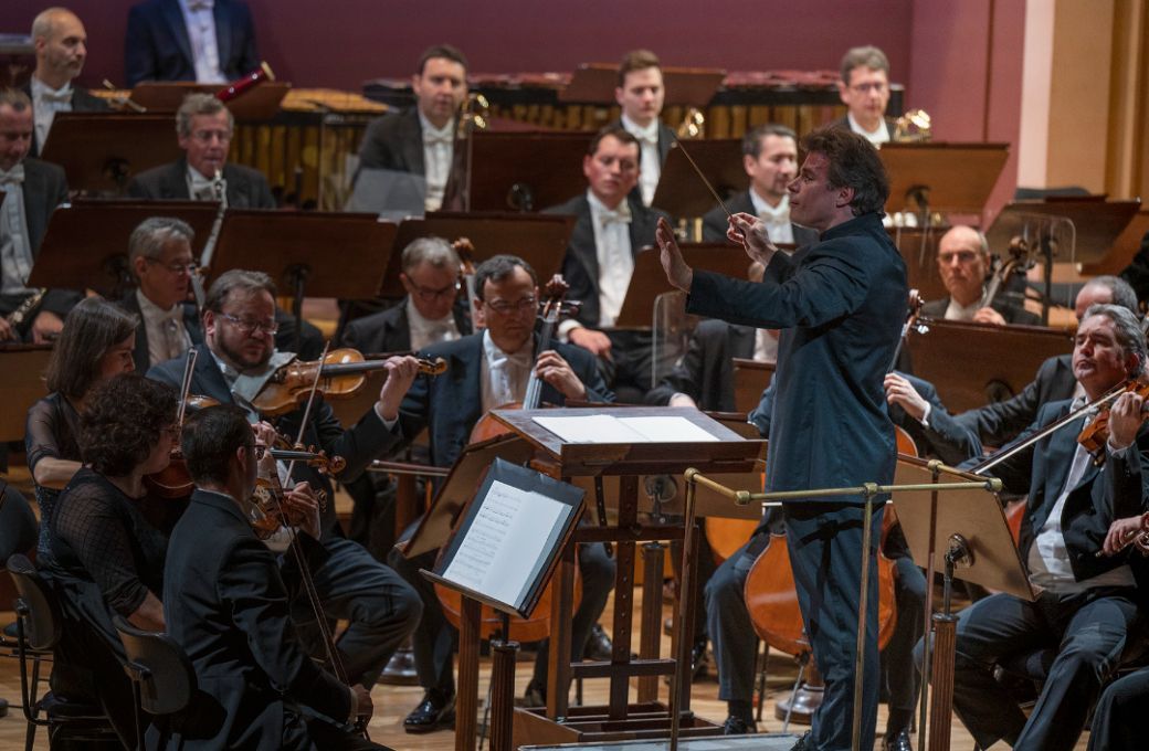Jakub Hrů&scaron;a conducts the Czech Philharmonic &copy; Petr Kadlec