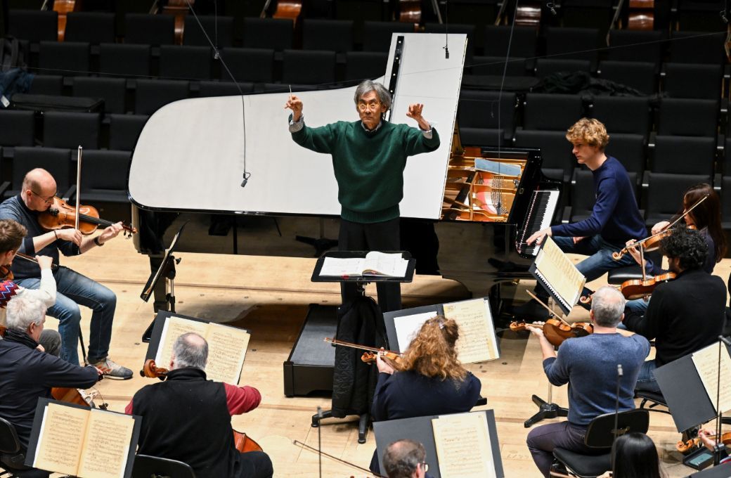 Kent Nagano mit Jan Lisiecki und den M&uuml;nchner Philharmonikern &copy; Tobias Hase (Probenfoto)