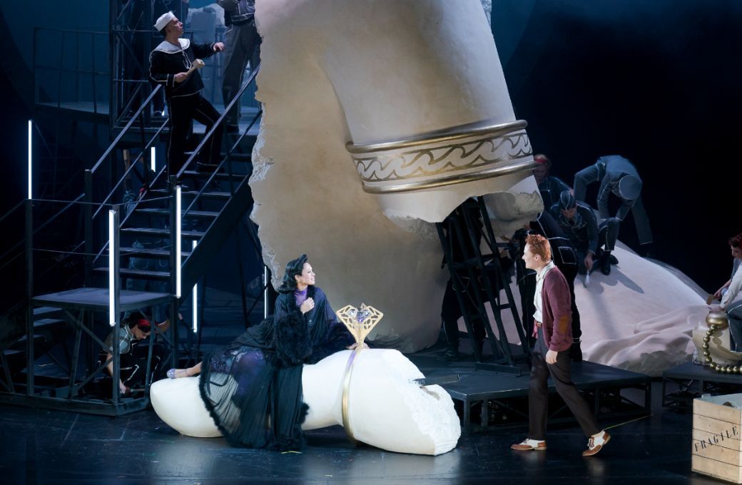 Dionne Wudu (Venus), Christof Messner (Rodney Hatch) und Chor der Oper Graz &copy; Werner Kmetitsch