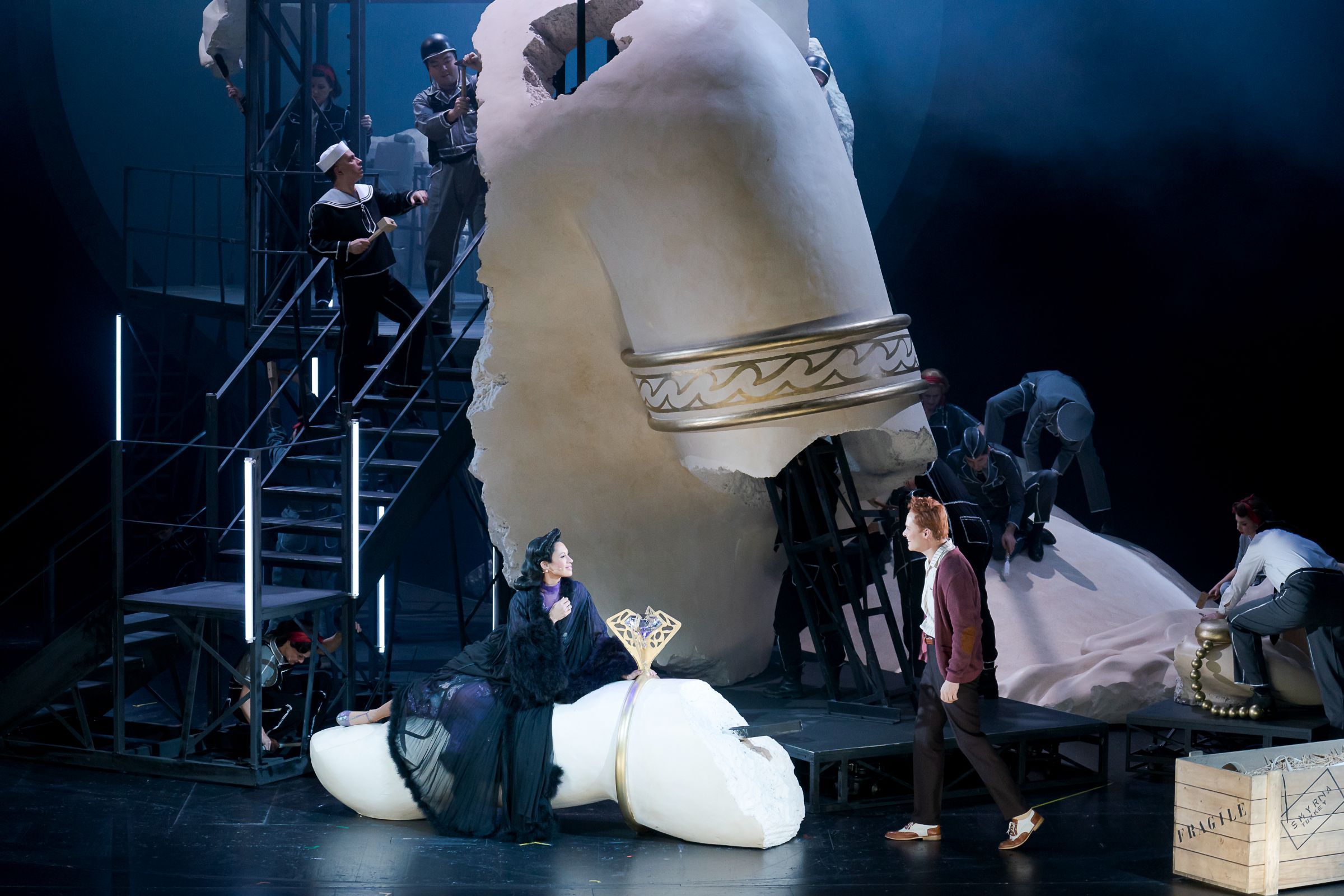 Dionne Wudu (Venus), Christof Messner (Rodney Hatch) und Chor der Oper Graz &copy; Werner Kmetitsch