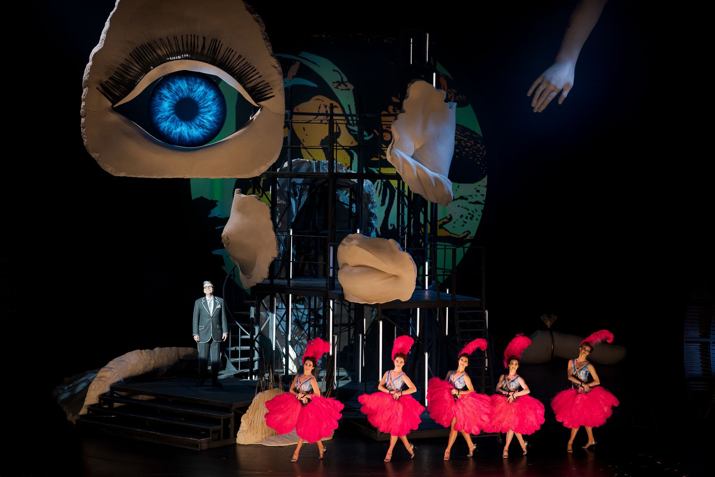 Ivan Oreščanin (Whitelaw Savory) und Damen des Balletts der Oper Graz &copy; Werner Kmetitsch
