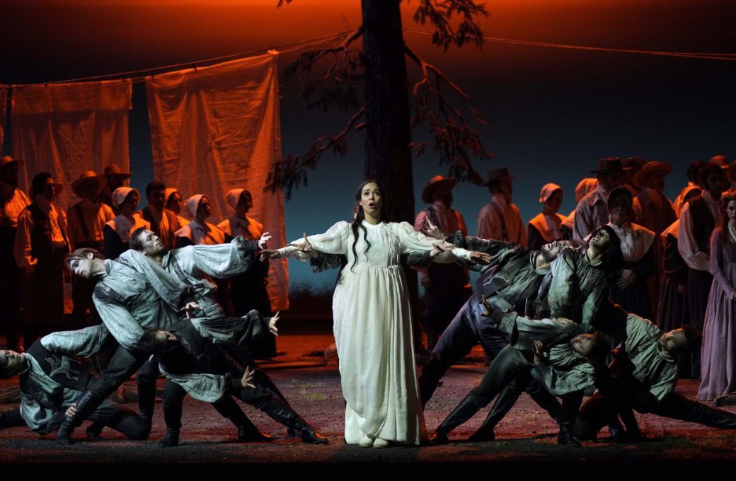 Nadine Sierra (Amina), bailarines y el Coro Titular del Teatro Real &copy; Javier del Real | Teatro Real