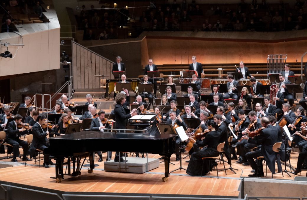 Santtu-Matias Rouvali conducts the Berliner Philharmoniker &copy; Monika Rittershaus