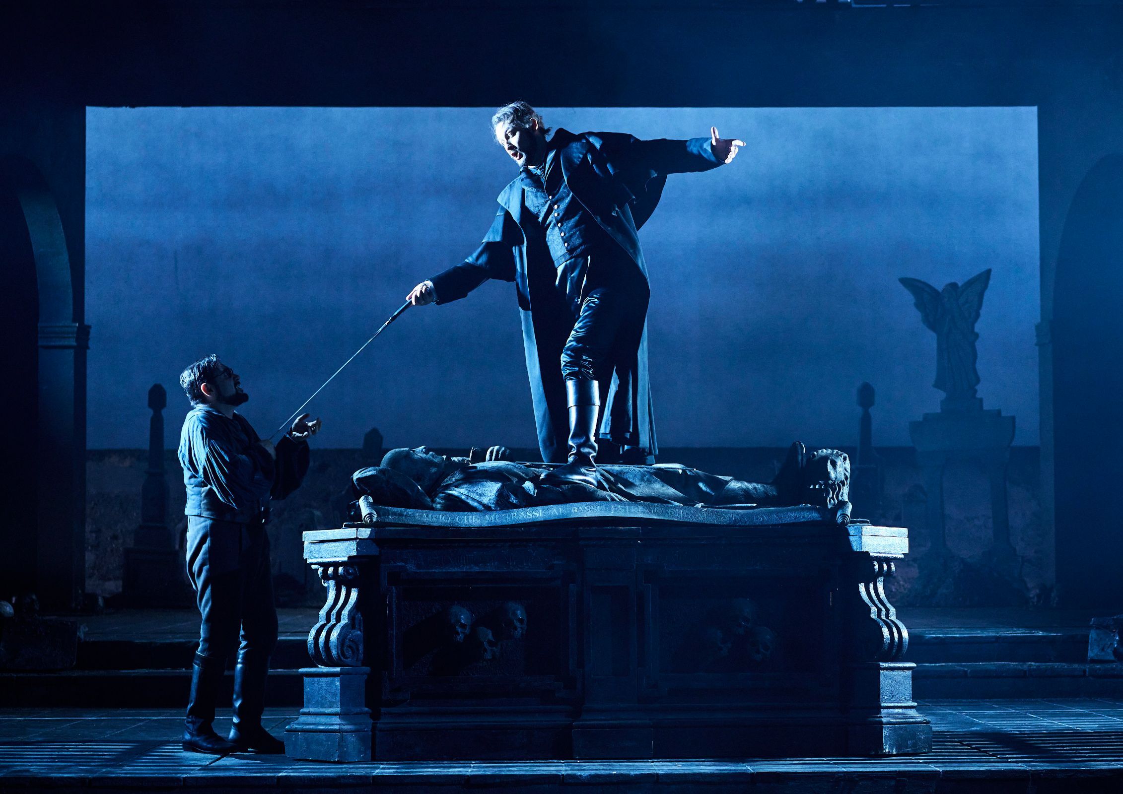 Yuri Kissin (Leporello) and Andrei Kymach (Don Giovanni) © Keith Saunders