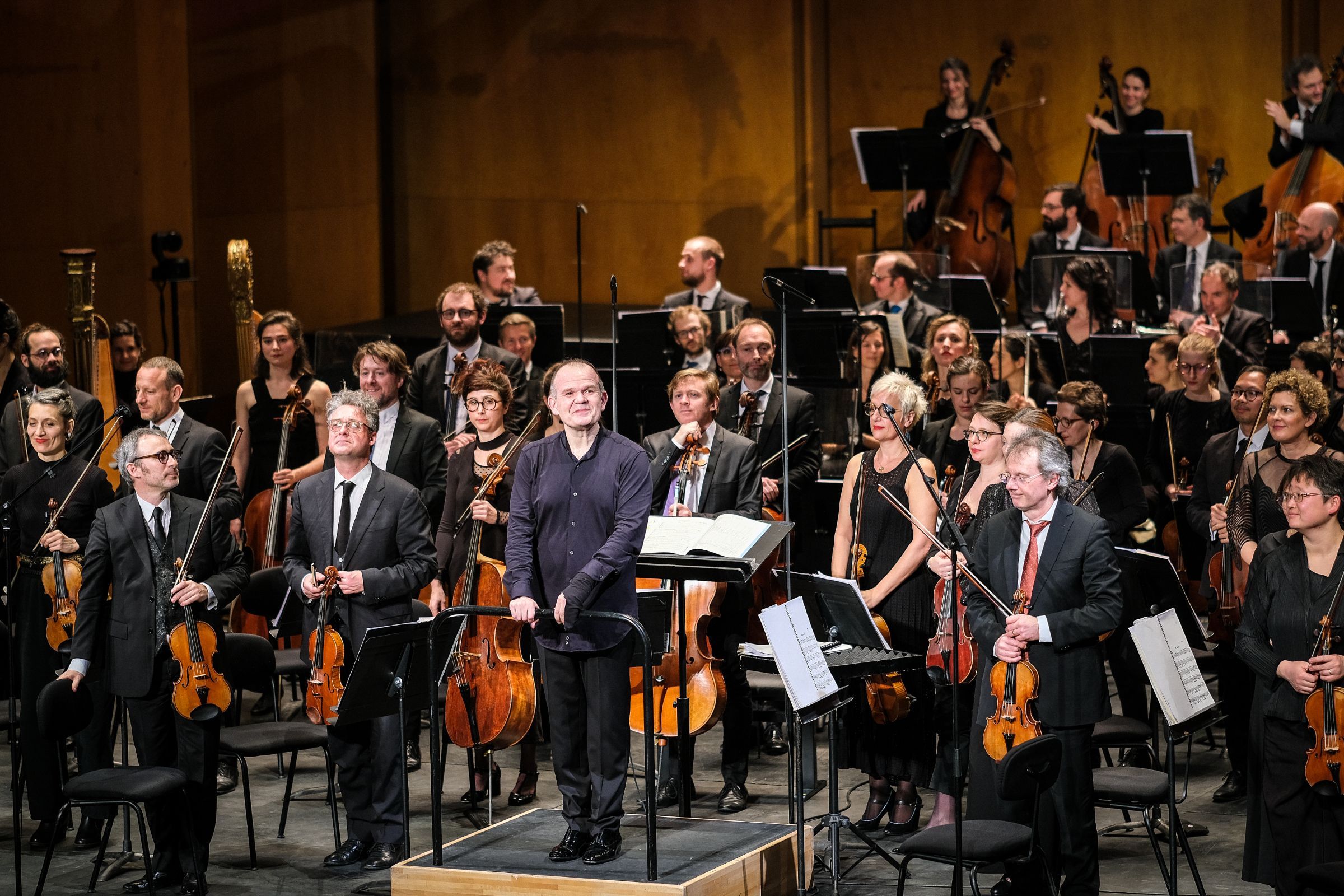 François-Xavier Roth et Les Siècles saluent les spectateurs de leurs 20 ans &copy; Cyprien Tollet