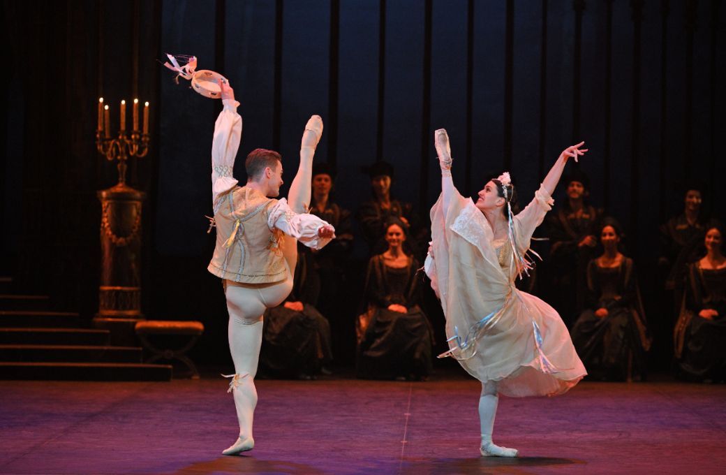 Rhys Antoni Yeomans and Adriana Lizardi in <i>Swan Lake</i> &copy; Laurent Liotardo