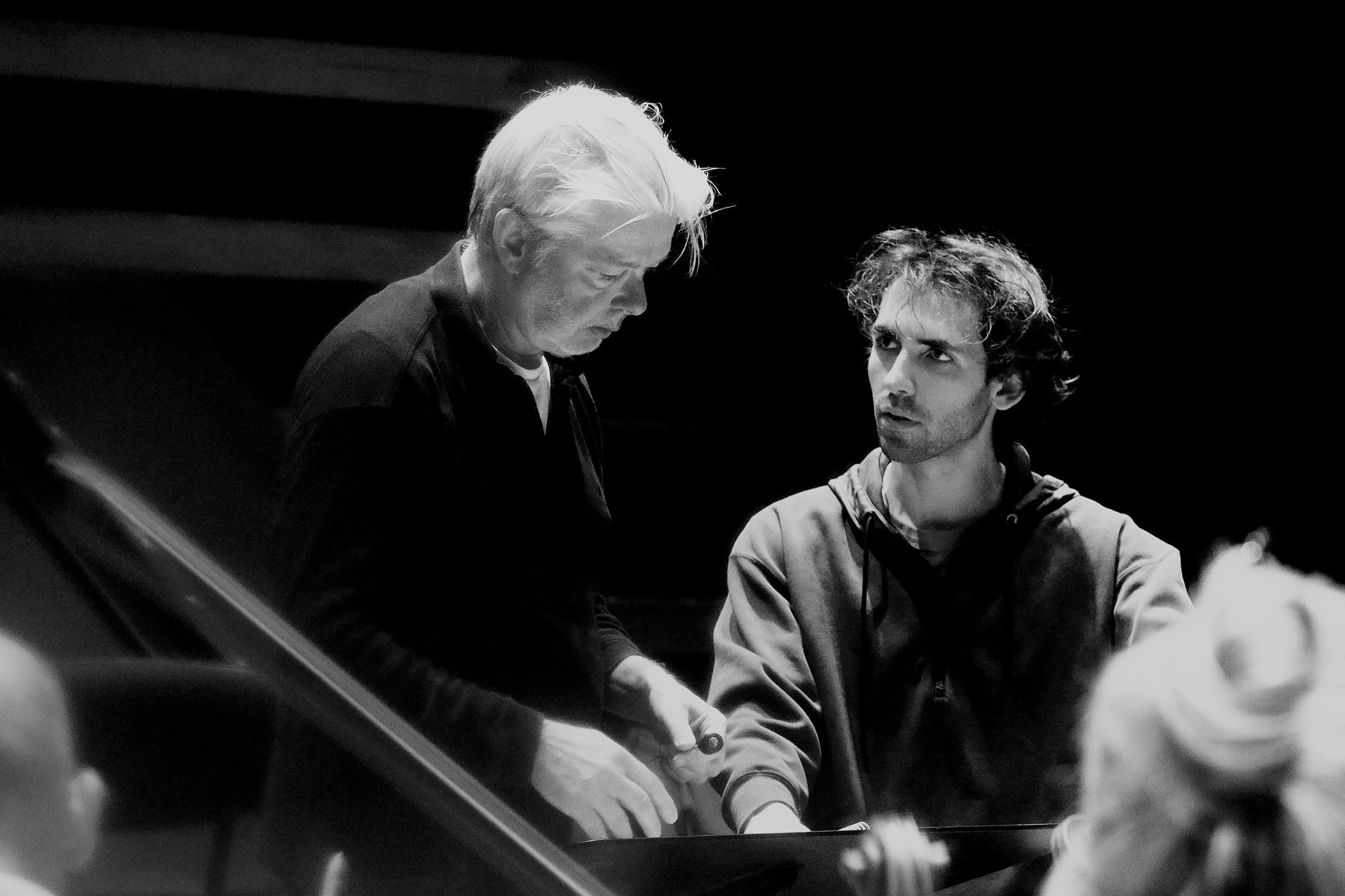 Jukka-Pekka Saraste et Alexandre Kantorow en répétition © Sandrine Expilly