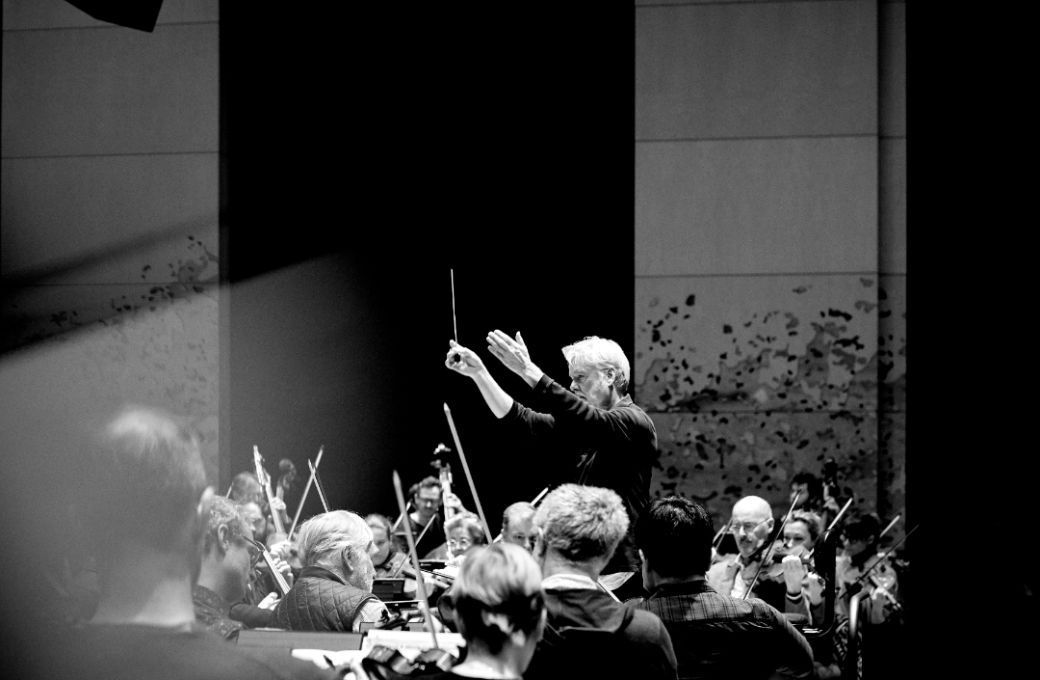 Jukka-Pekka Saraste dirige l'Orchestre de Paris en répétition © Sandrine Expilly
