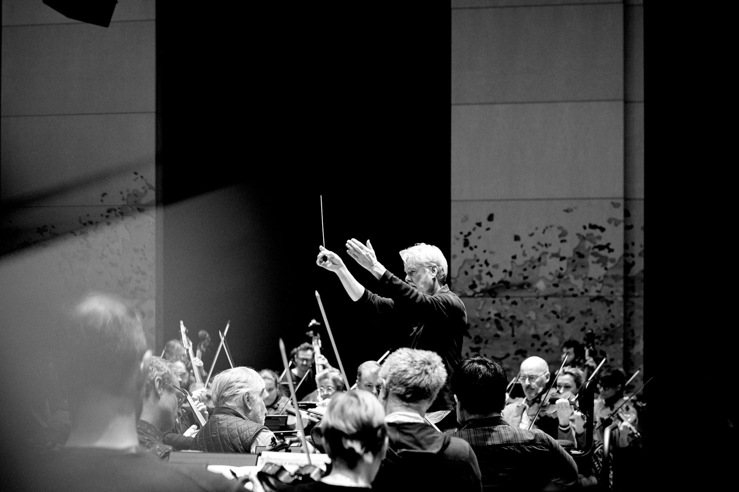 Jukka-Pekka Saraste dirige l'Orchestre de Paris en répétition © Sandrine Expilly
