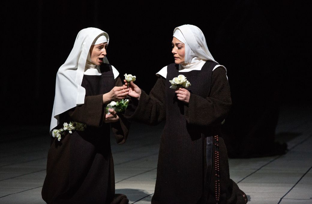 Sabine Devieilhe (Sœur Constance) and Ailyn Pérez (Blanche) © Marty Sohl | Met Opera