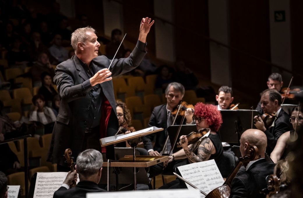 Alexander Liebreich al frente de la Orquestra de Val&egrave;ncia &copy; Live Music Valencia
