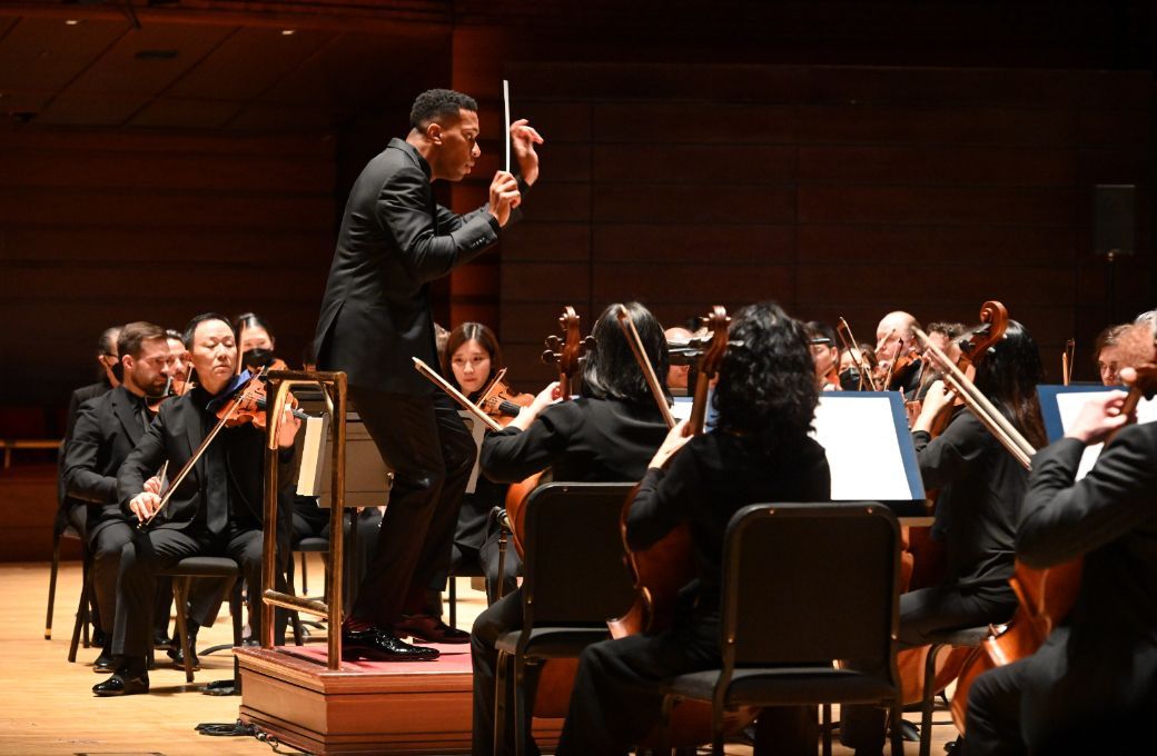 Roderick Cox conducts the Philadelphia Orchestra © Pete Checchia