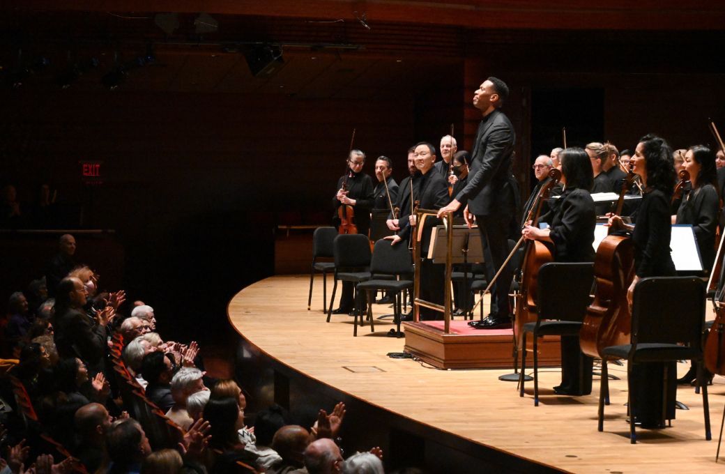 Roderick Cox and the Philadelphia Orchestra © Pete Checchia