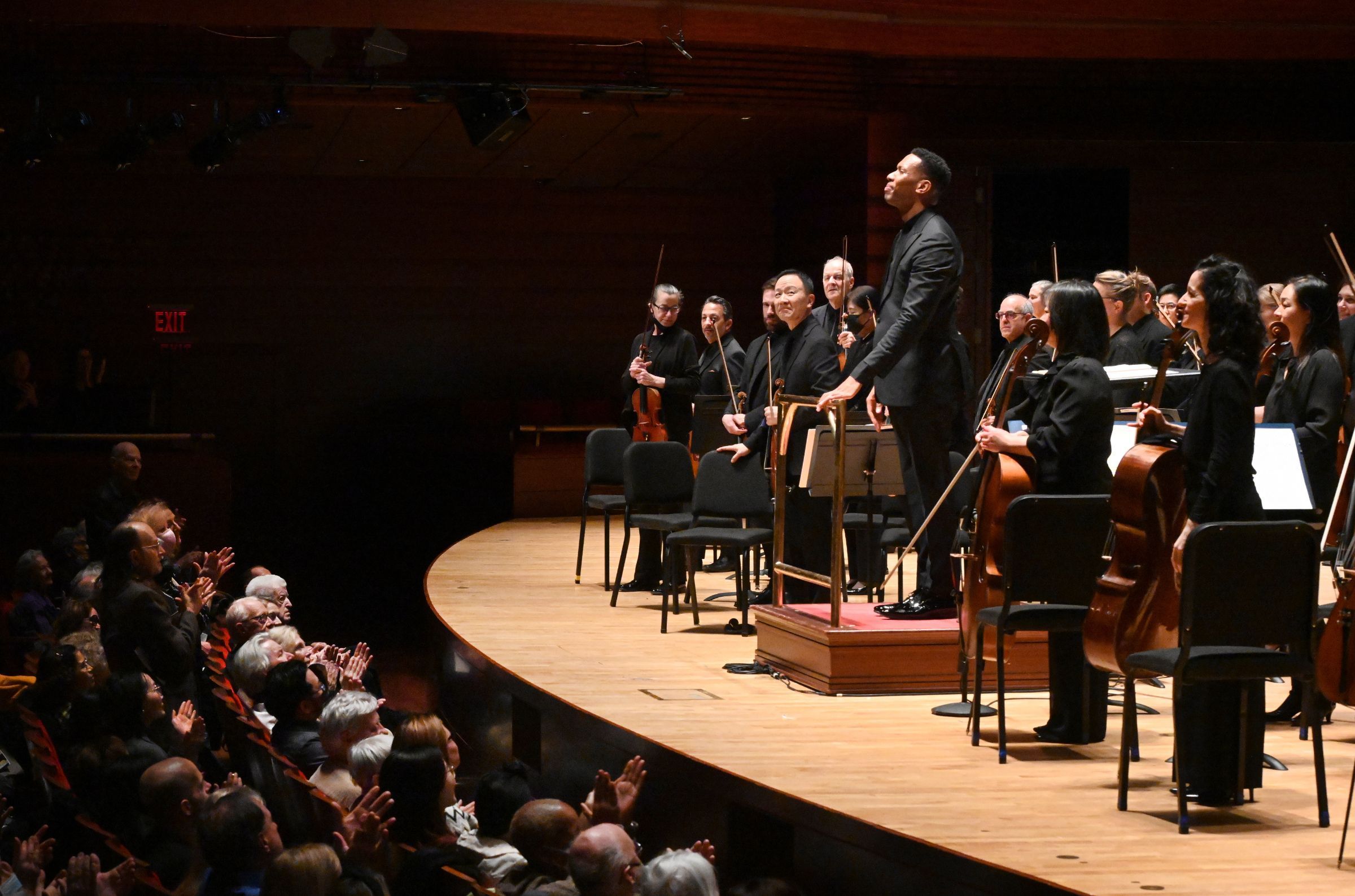Roderick Cox and the Philadelphia Orchestra © Pete Checchia