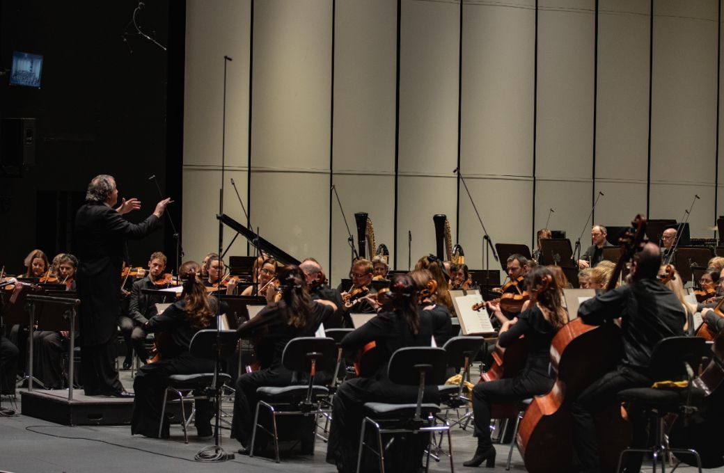 Juanjo Mena al frente de la BBC Philharmonic en el Auditorio de Tenerife © Festival Internacional de Música de Canarias