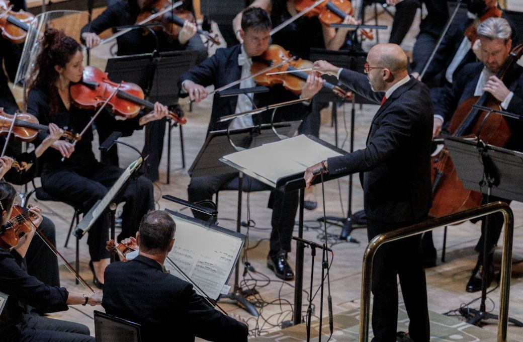 Enrique Mazzola conducts the London Philharmonic Orchestra &copy; London Philharmonic Orchestra