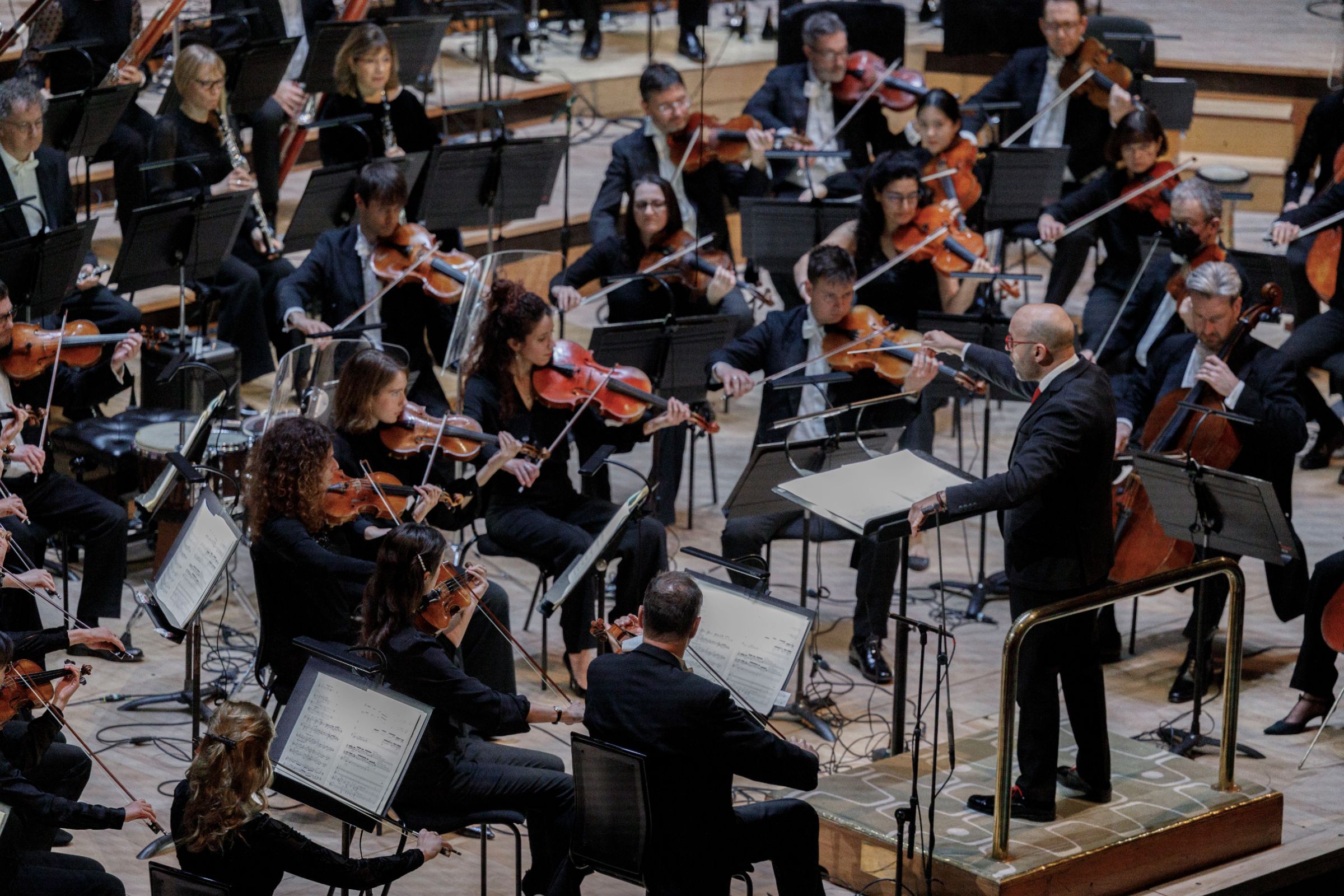 Enrique Mazzola conducts the London Philharmonic Orchestra © London Philharmonic Orchestra