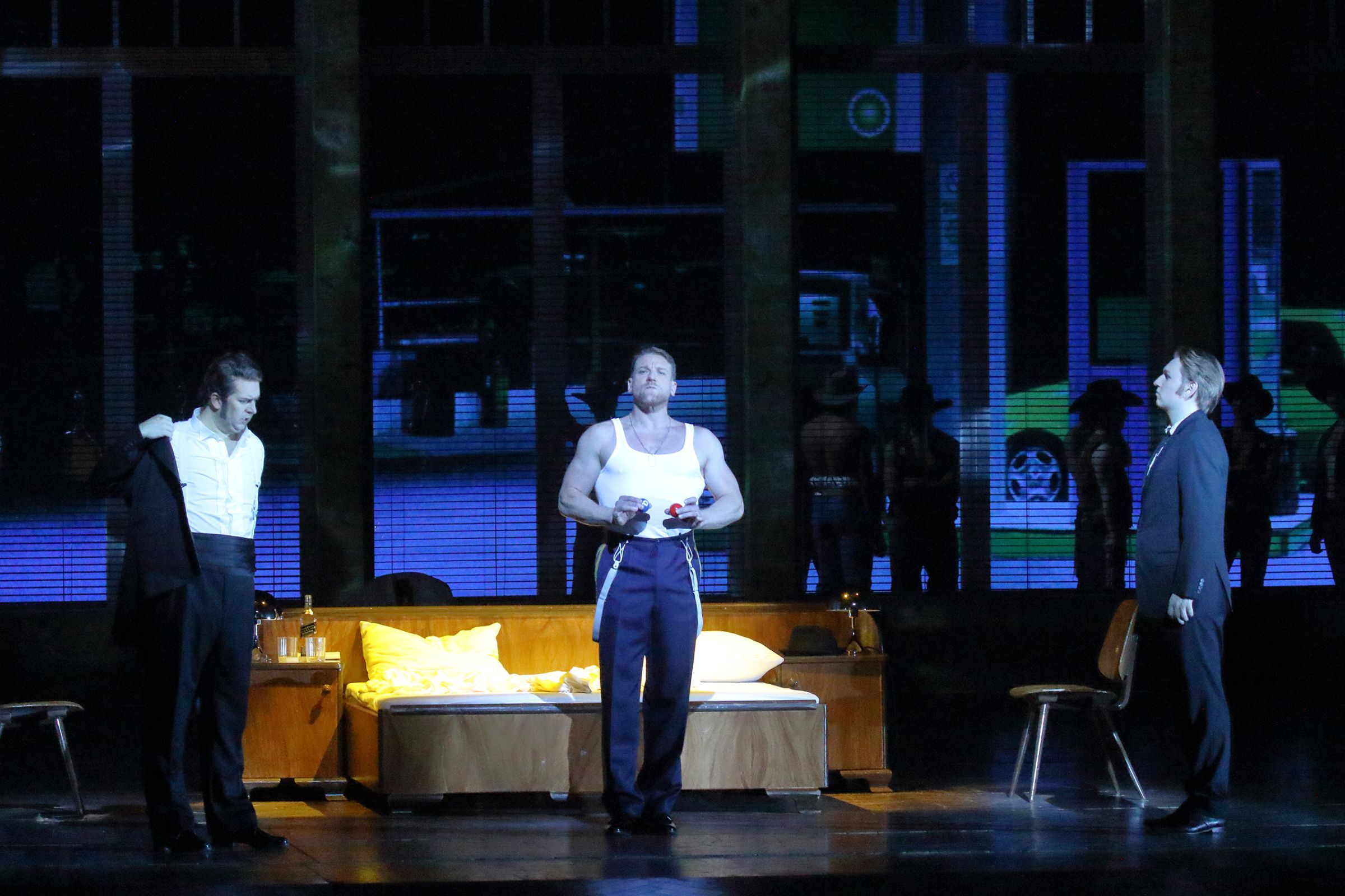 Roman Burdenko (Eugen Onegin), Günther Groissböck (Fürst Gremin) und Bogdan Volkov (Lenski) © Wilfried Hösl