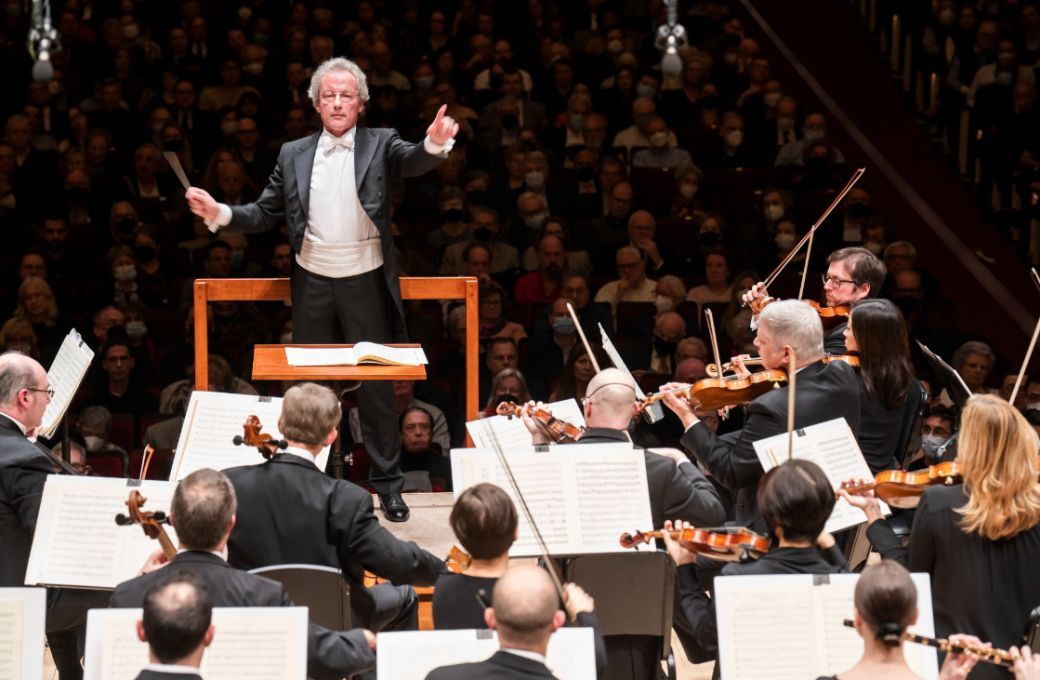 Franz Welser-Möst conducts The Cleveland Orchestra © Chris Lee
