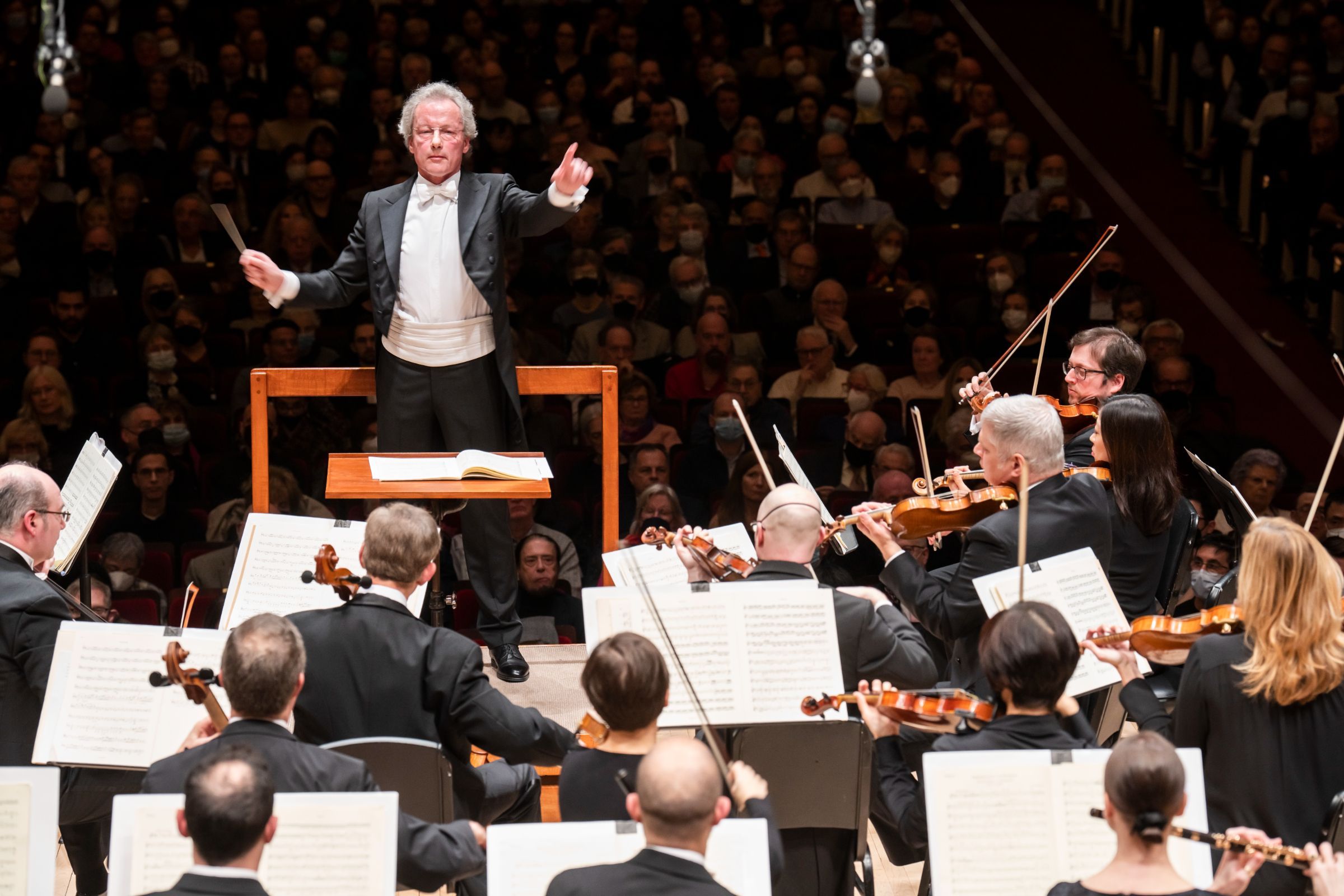 Franz Welser-Möst conducts The Cleveland Orchestra © Chris Lee