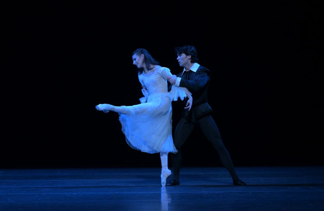 Alina Cojocaru and Alexandr Trusch in <i>Don Juan</i> © Takashi Shikama