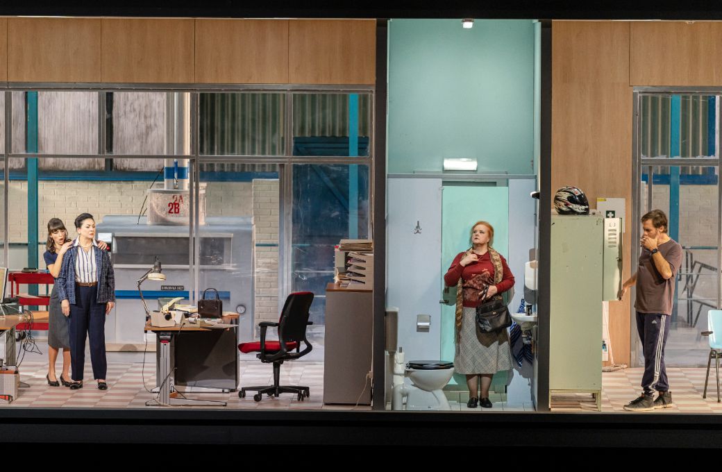 Katie Mitchell sitúa la historia de Jenůfa en una fábrica de harina © Miguel Lorenzo y Mikel Ponte | Les Arts
