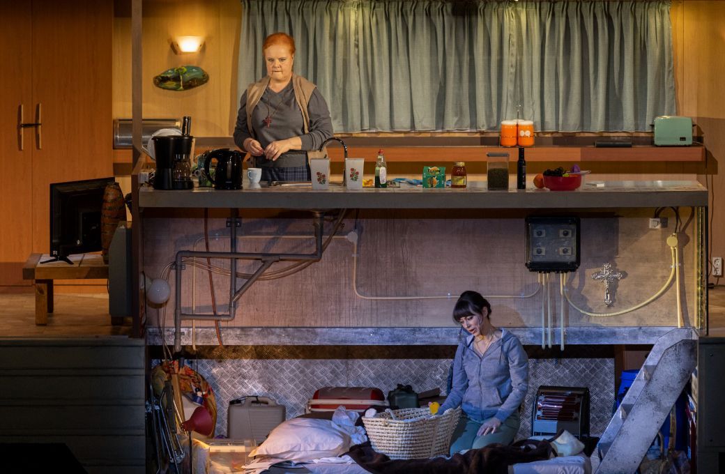 Petra Lang (Kostelnička) y Corinne Winters (Jenůfa) © Miguel Lorenzo y Mikel Ponce | Les Arts