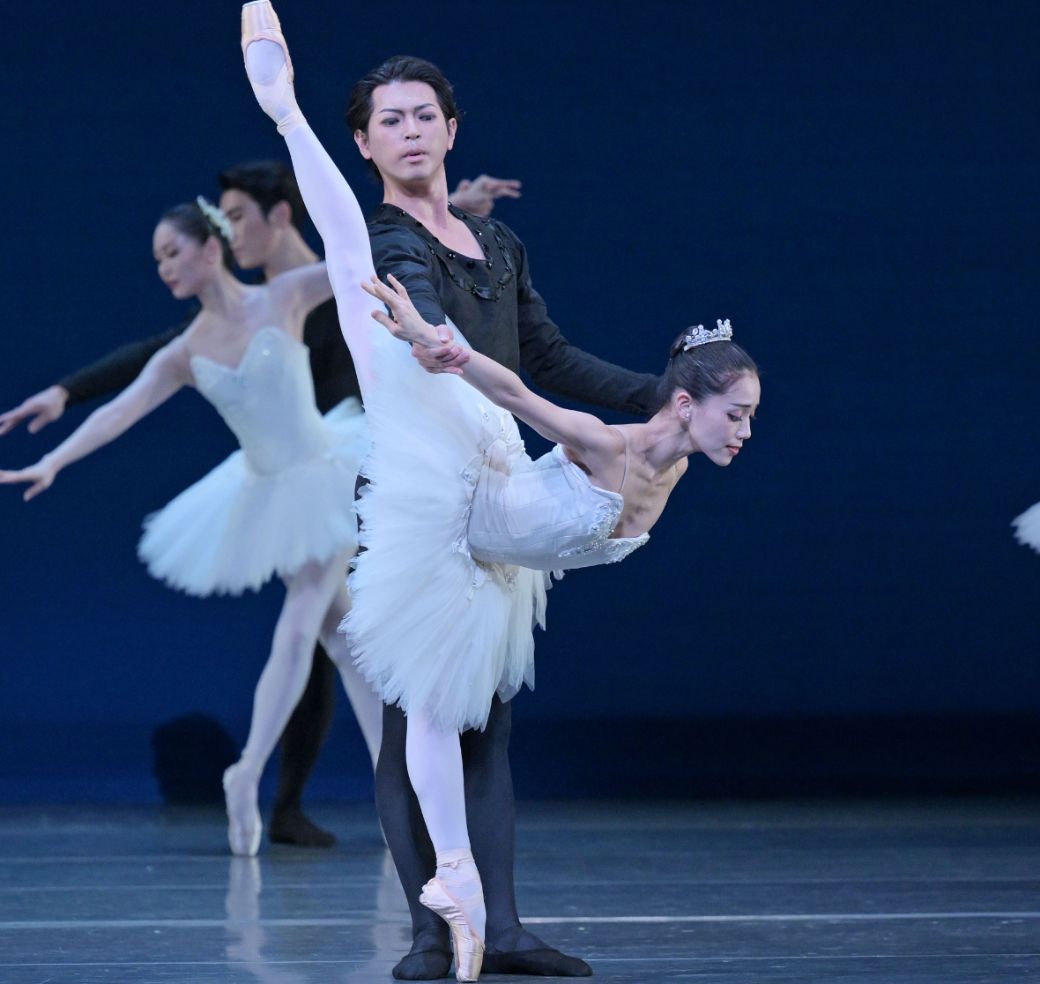 Ayako Ono and Shun Izawa in <i>Symphony in C</i> © Takashi Shikama