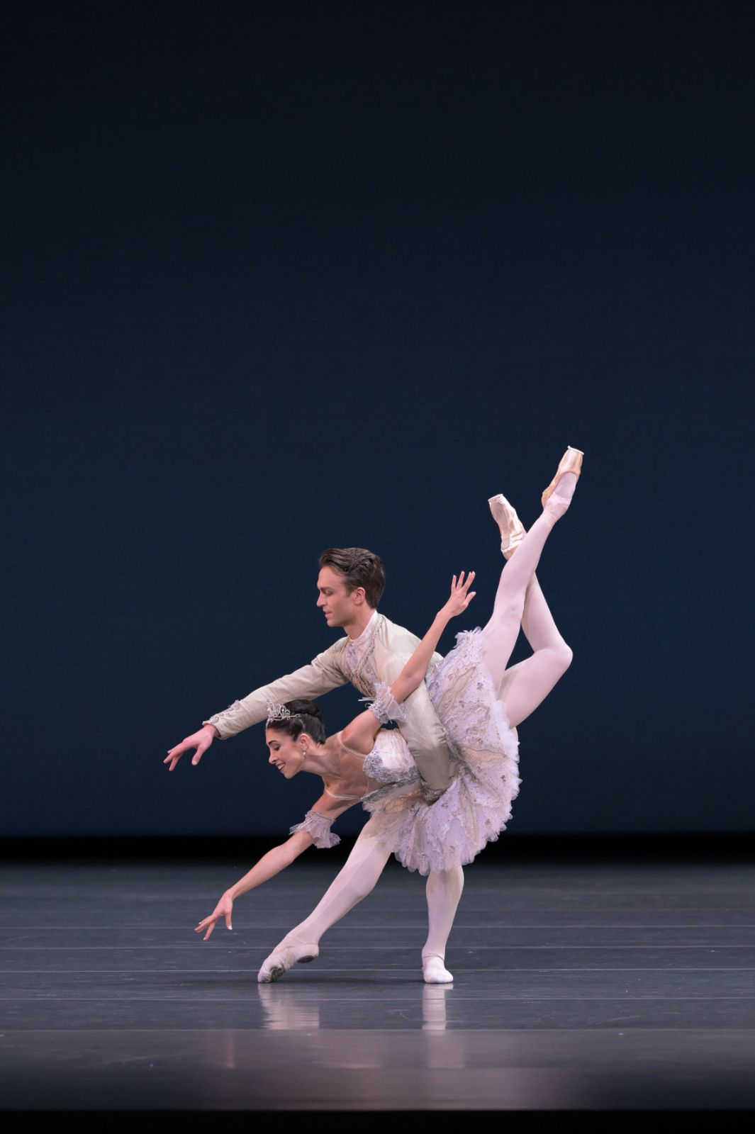 Yasmine Naghdi and Matthew Ball in <i>The Sleeping Beauty</i> © Takashi Shikama