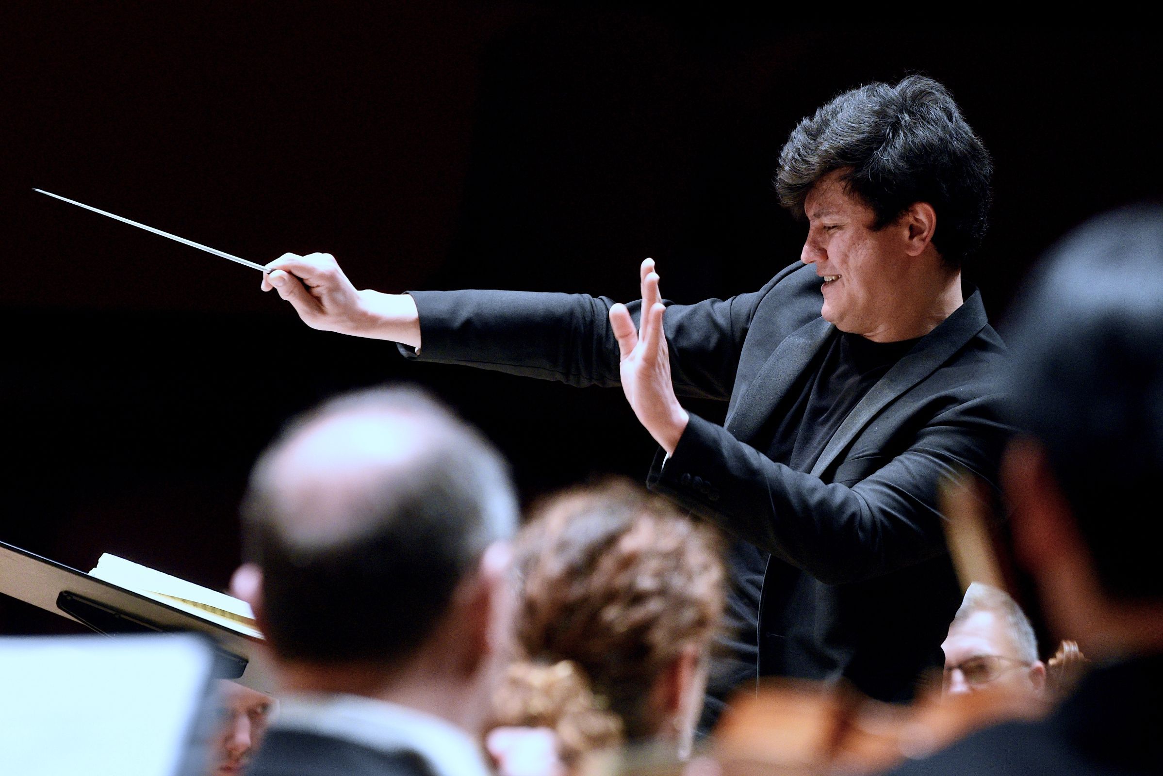 Aziz Shokhakimov dirige la <i>Troisième Symphonie</i> de Mahler &copy; Nicolas Roses