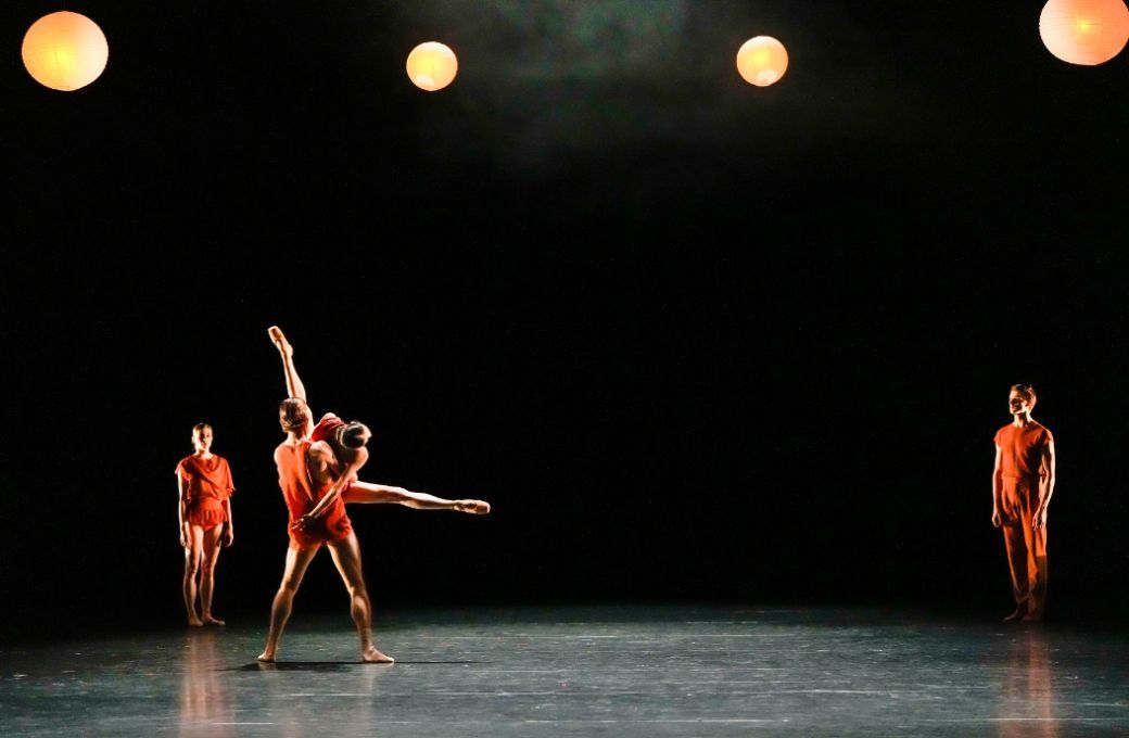 <i>#fivewithfive &ndash; Just a few moons away</i> &copy; Roman Novitzky | Stuttgarter Ballett