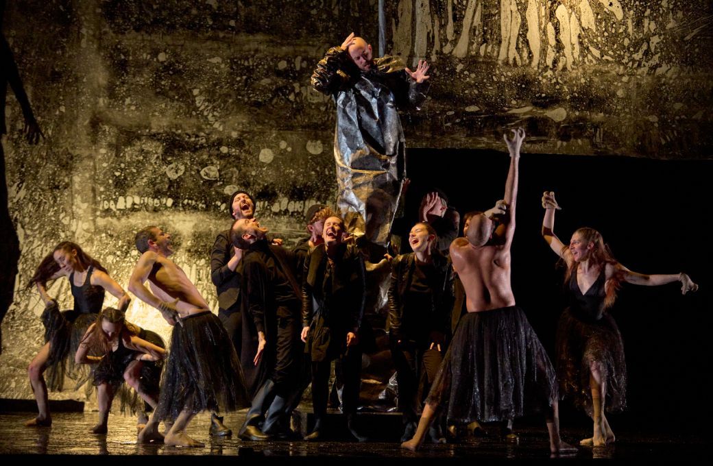 Renato Dolcini (Aeneas), coro de Les Arts Florissants y bailarines de Blanca Li Dance Company &copy; Pablo Lorente | Teatros del Canal