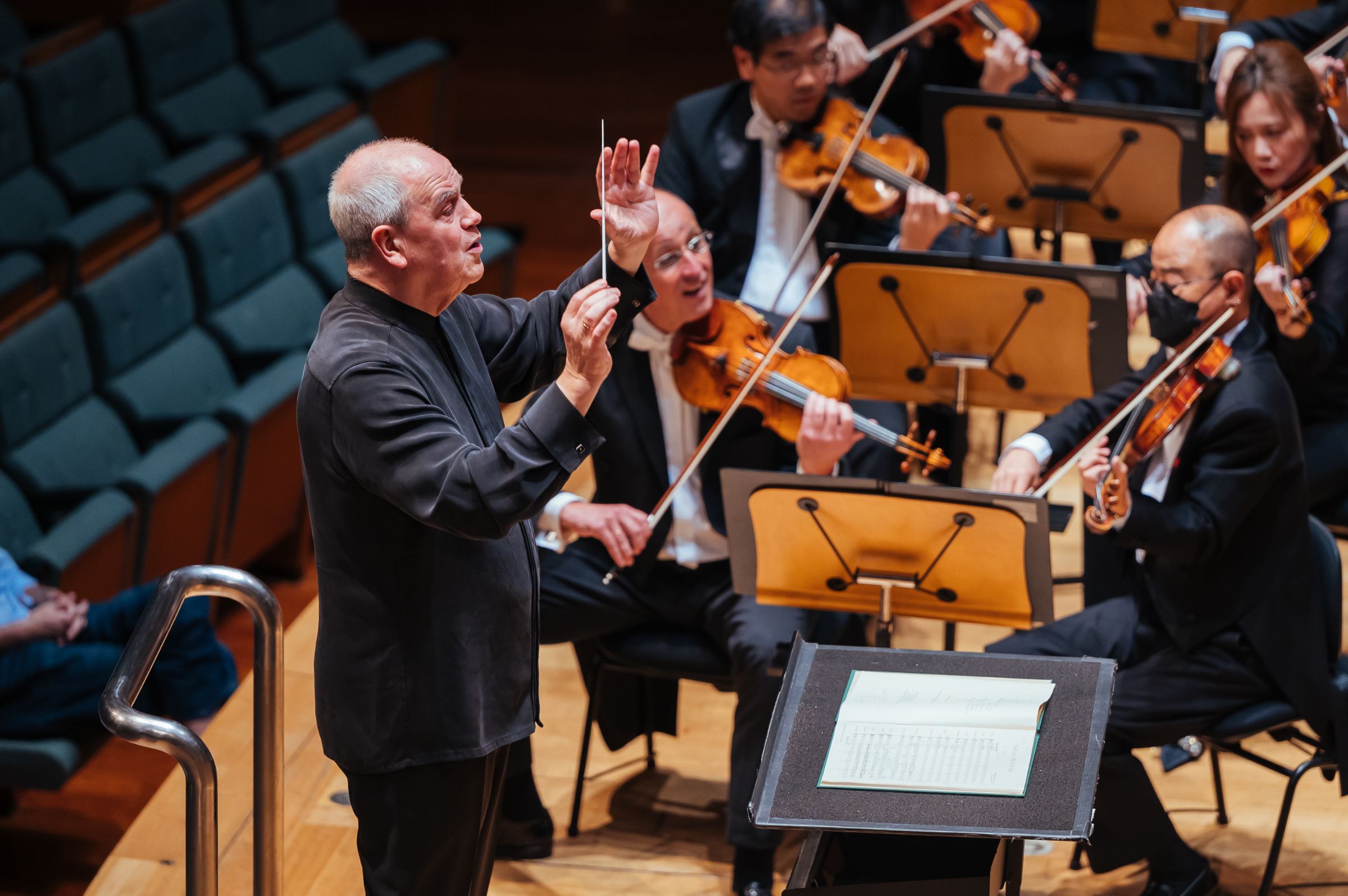 Hans Graf conducts the Singapore Symphony Orchestra &copy; Singapore Symphony Orchestra | Nathaniel Lim