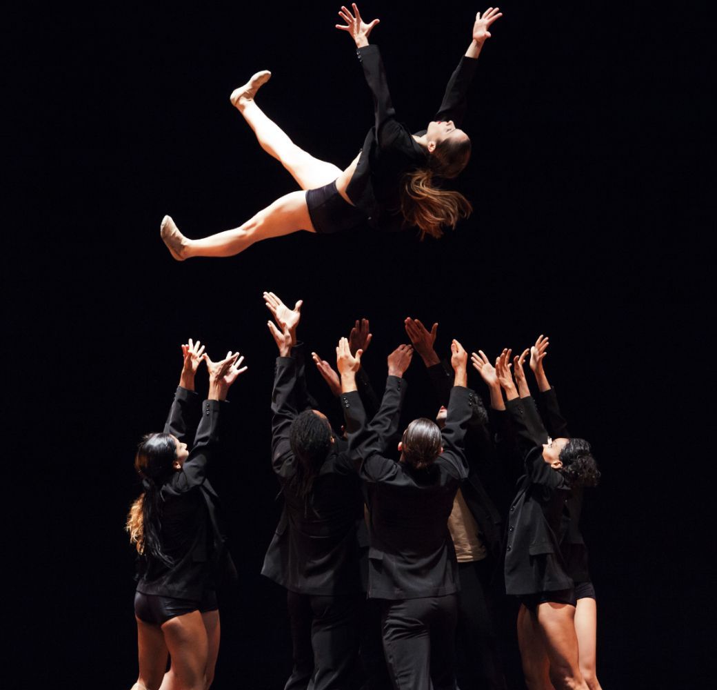Acosta Danza in <i>Alrededor no hay nada</i> &copy; Polina Koroleva