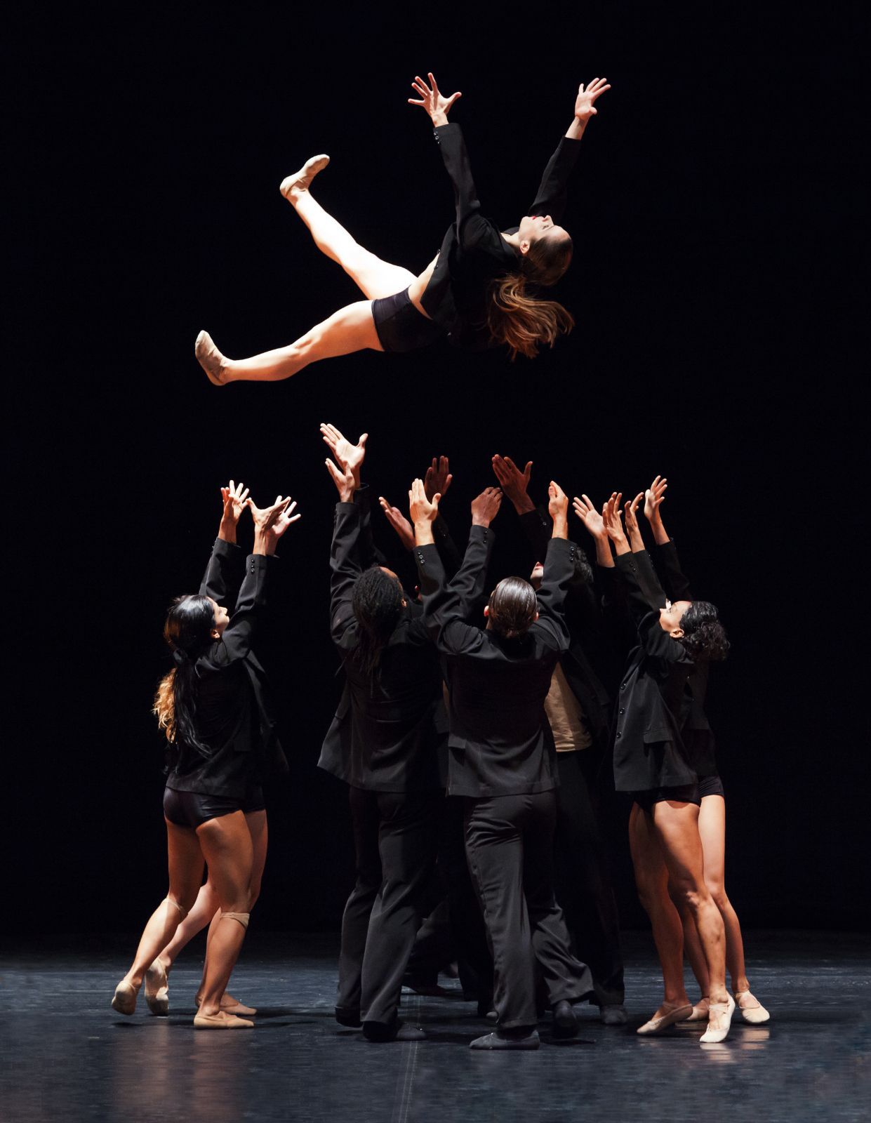 Acosta Danza in <i>Alrededor no hay nada</i> &copy; Polina Koroleva