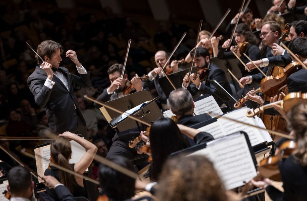 Gustavo Gimeno al frente de la Orquestra de la Comunitat Valenciana &copy; Miguel Lorenzo | Les Arts