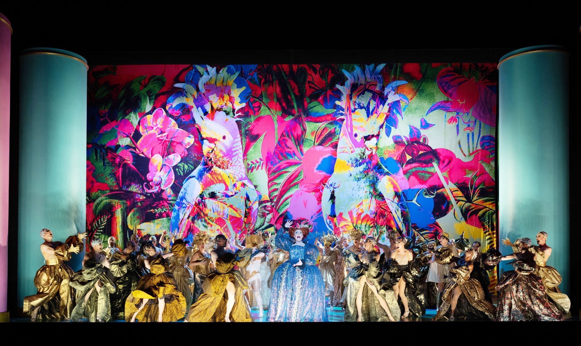 Stefan Kurt (Zaza) and dance ensemble &copy; Monika Rittershaus